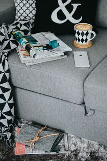 拿着杂志和咖啡休息