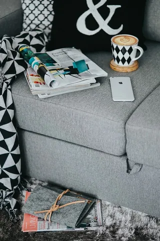 拿着杂志和咖啡休息