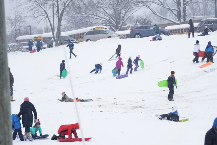 人，人，汽车，车辆，交通工具，汽车，雪橇，户外