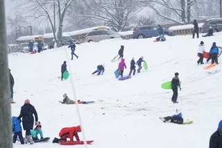 人，人，汽车，车辆，交通工具，汽车，雪橇，户外