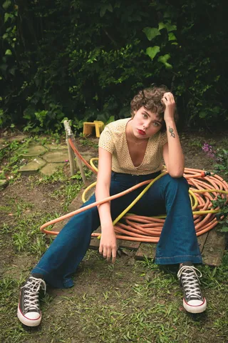 坐在水管上的女人