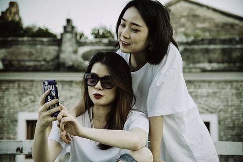 女性看手机的照片