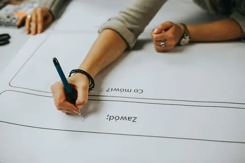 与创意设计师进行头脑风暴会议