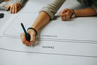 与创意设计师进行头脑风暴会议