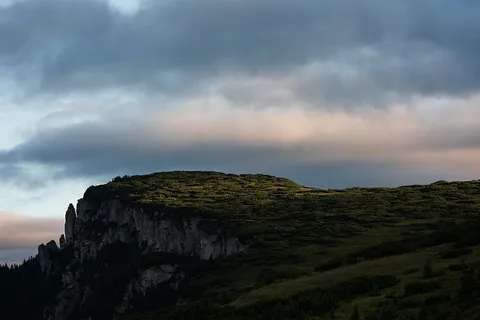 岩石形成悬崖,潮湿,天气,风景,山,附近,灰色,云 岩石形成悬崖,潮湿,天气,风景,山,附近,灰色,云