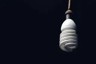 cfl灯泡插图，间断，电力，玻璃项目，螺旋，黑暗，电力，桌面