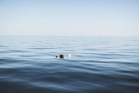 三个红白相间的漂浮物漂浮在水面上