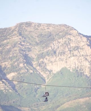 一对棕色货车Sk8 Hi挂在绳子上