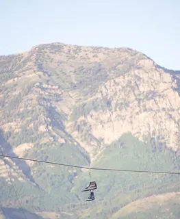 一对棕色货车Sk8 Hi挂在绳子上 一对棕色货车Sk8 Hi挂在绳子上