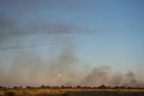 澳大利亚、乌鲁鲁、彼得曼、月亮、烟雾、自然、日落、蓝色