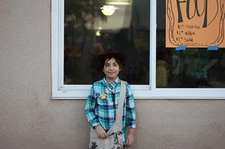 美国，弗雷斯诺，冒险社区教堂，万圣节，牛仔，牛仔女郎，肖像，看着相机