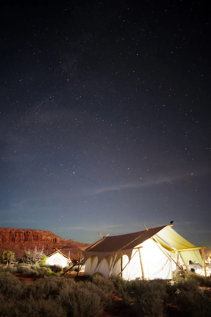 夜间露天场地上的白色小屋帐篷