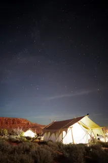 夜间露天场地上的白色小屋帐篷 夜间露天场地上的白色小屋帐篷