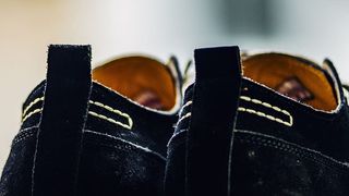 鞋子，新鲜，深颜色，室内，特写，无人，静物，选择性聚焦