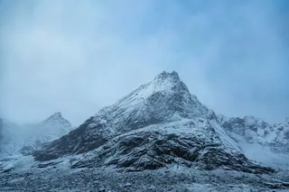白云下的冰封山脉