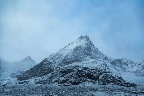 白云下的冰封山脉 白云下的冰封山脉