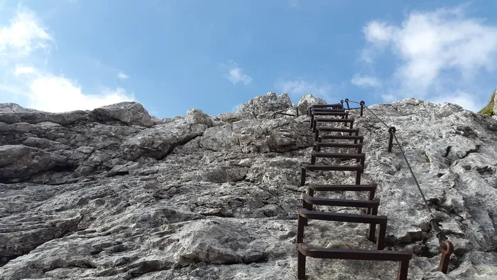 低角度摄影，楼梯，岩层，白天，攀岩，阿尔卑斯山，头部