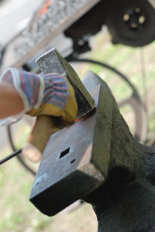 工艺品，熟铁，铁匠，热，熟铁，锤子，人手