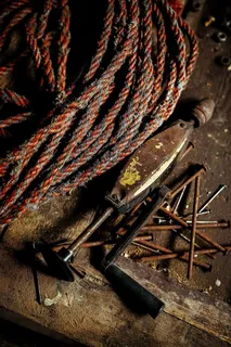 车间里的工具、钉子和螺栓