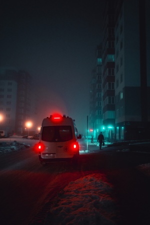 站在汽车旁边的人