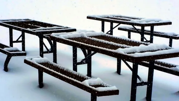 冬天，野餐，桌子，雪，冰冻，寒冷的温度，座位，没有人
