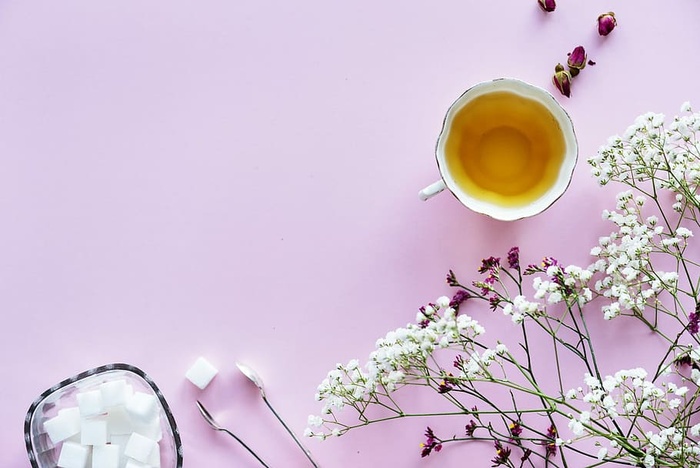 白色，陶瓷，杯子，紫色，花瓣花朵，花朵，桌面，自然