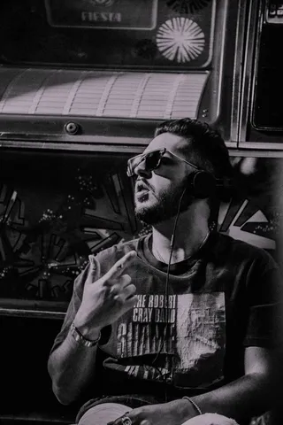 用耳机拍摄人的灰度照片