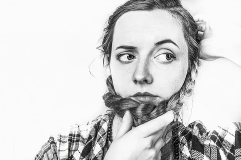 灰色照片中穿着黑白衬衫的女人