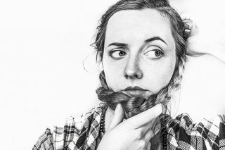 灰色照片中穿着黑白衬衫的女人