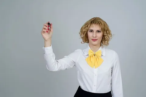 持笔女性、企业家、白板、写作、商业、商业女性、个人、年轻人