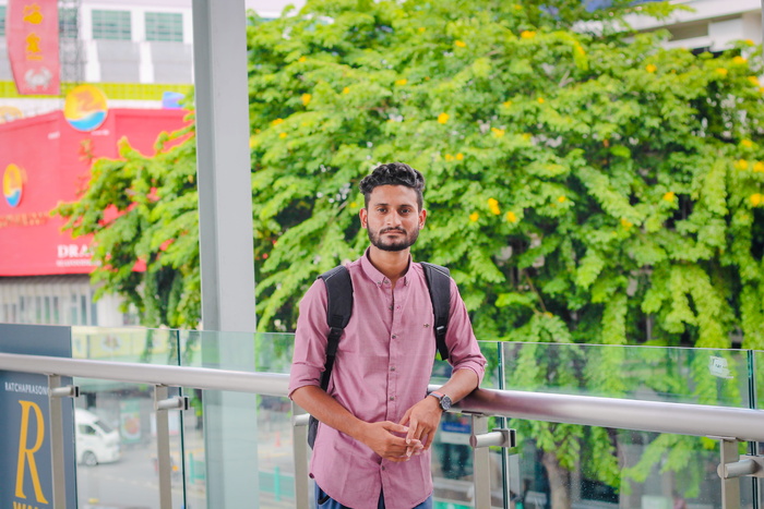 穿粉色衬衫的男人