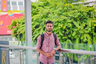 穿粉色衬衫的男人