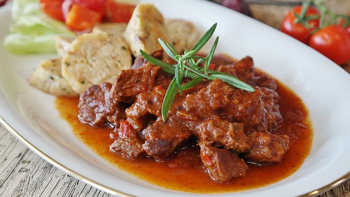 精选、聚焦摄影、炖菜、蔬菜、白葡萄酒、盘子、炖肉、肉