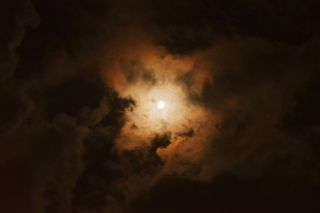 长夜与明亮的红月