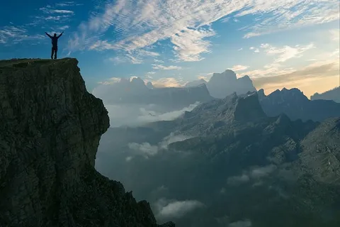 剪影照片,人物,悬崖,白天,山,风景,天空,自然 剪影照片,人物,悬崖,白天,山,风景,天空,自然