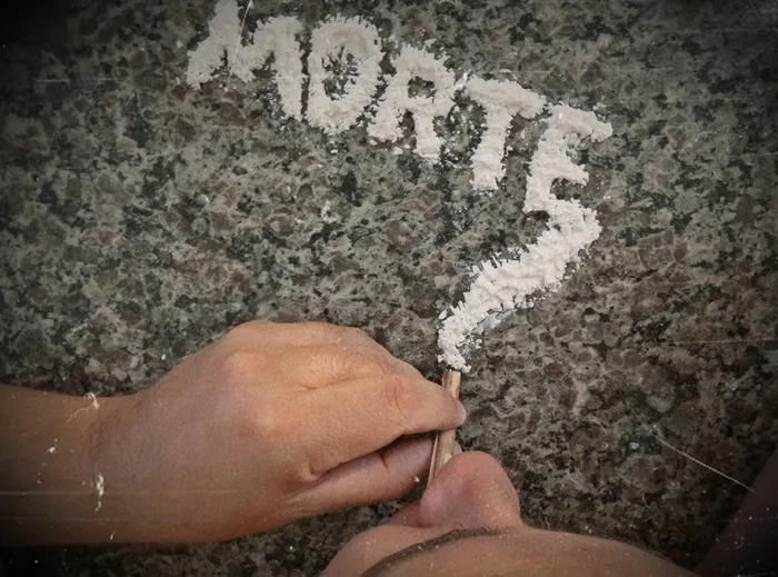 男人，灰色，桌子，白色，莫特粉，可卡因，毒品，死亡