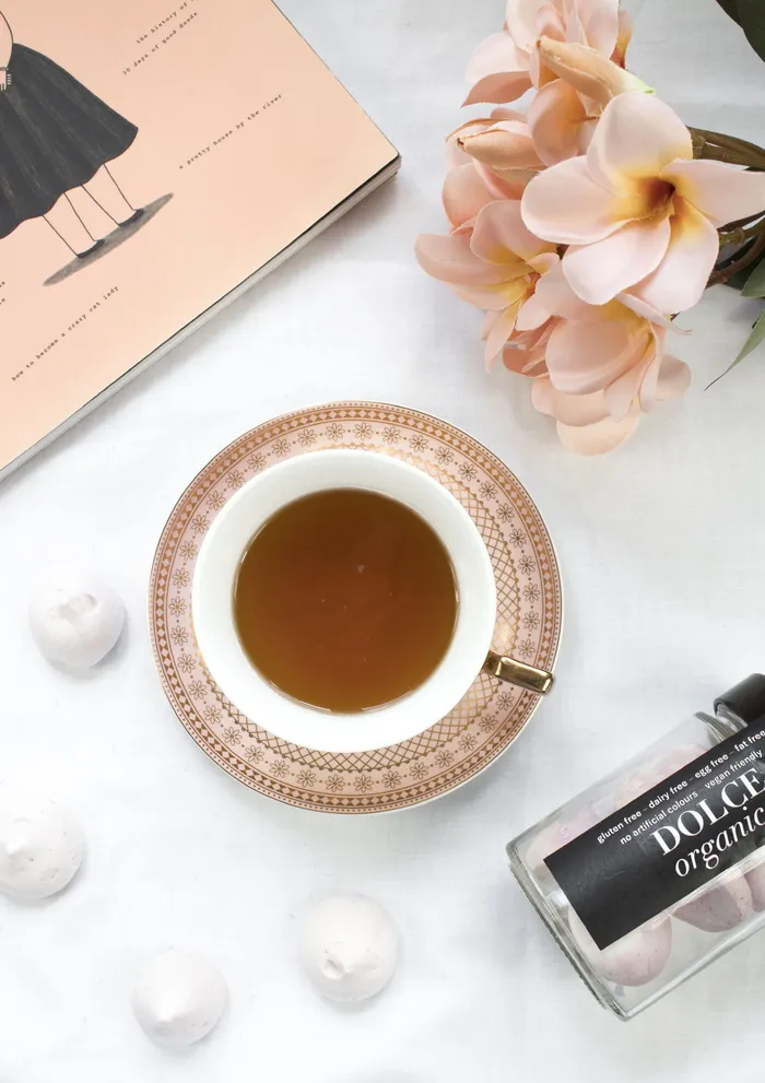 白色陶瓷碗中的棕色液体