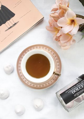 白色陶瓷碗中的棕色液体