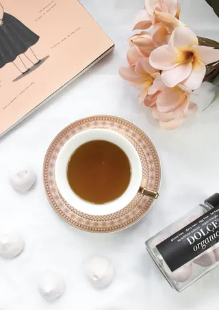 白色陶瓷碗中的棕色液体