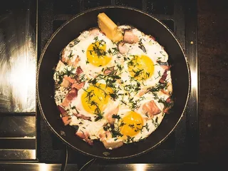 鸡蛋、早午餐、早餐、烹饪、平底锅、炉子、铁板、培根