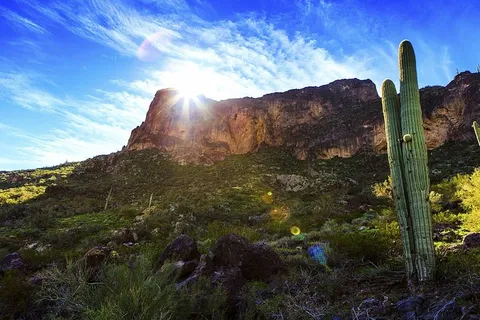 绿色,草地,旁边,棕色,崎岖,高山,蓝色,白色 绿色,草地,旁边,棕色,崎岖,高山,蓝色,白色