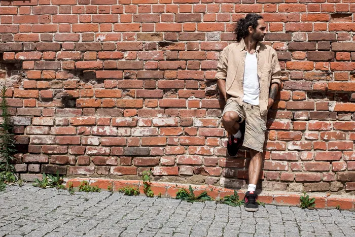 砖，路，走道，衣服，衣服，人，人，墙