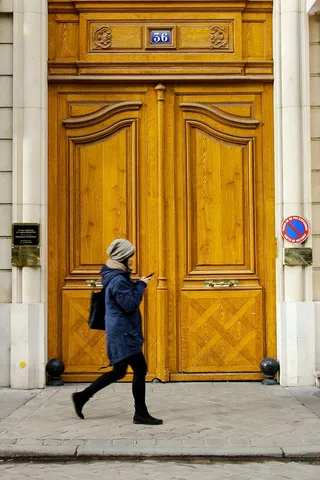 建筑、门、人行道、人、街道、步行、女人、木头