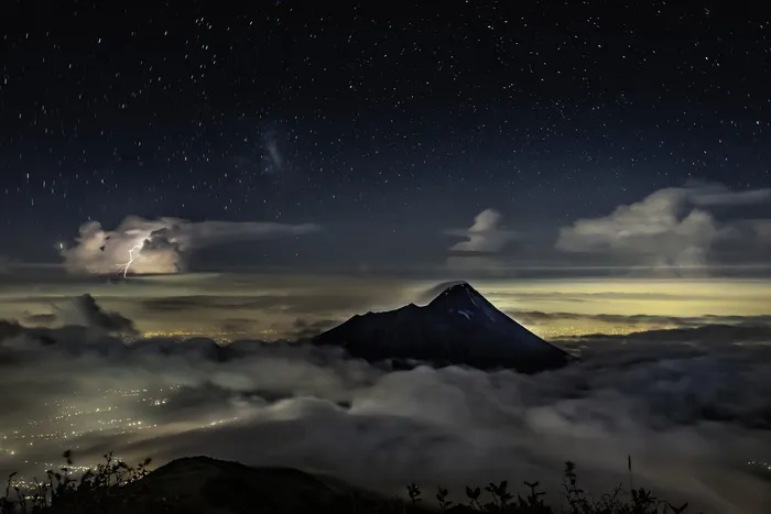火山、默拉皮、星空、雷雨云、城市之光、日惹、爪哇