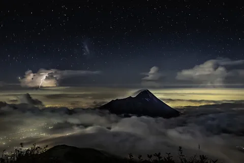 火山、默拉皮、星空、雷雨云、城市之光、日惹、爪哇 火山、默拉皮、星空、雷雨云、城市之光、日惹、爪哇