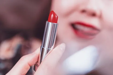 美女涂红唇膏 美女涂红唇膏