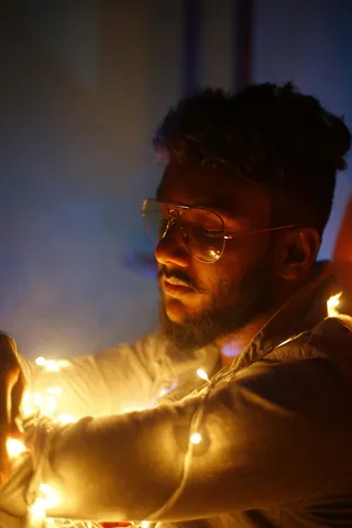 身穿白色衬衫的男子