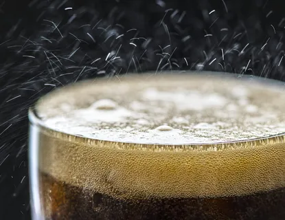 装满啤酒的透明玻璃杯