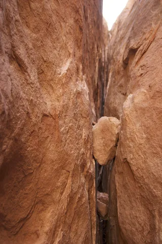 岩石，巨砾，裂缝，自然，石头，岩石和坚硬的地方，堵塞，卡住