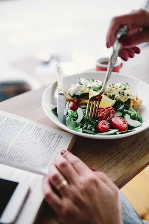 吃早餐和看书的女人